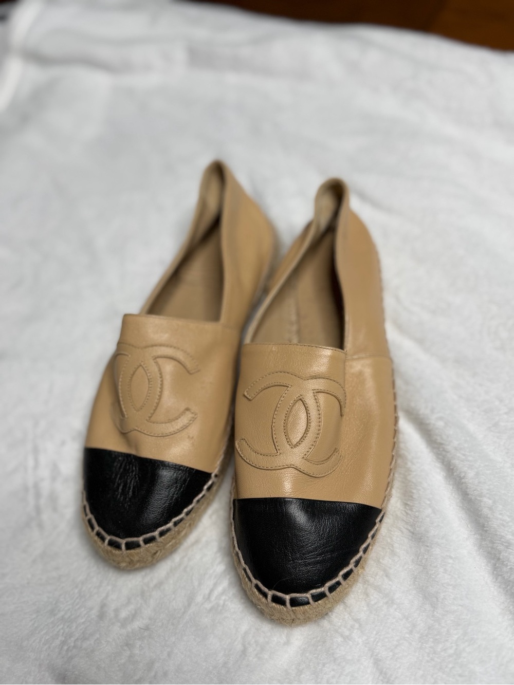 CHANEL Beige/Black Lambskin CC logo Espadrilles Flats | size 37 - Picture 4 of 8